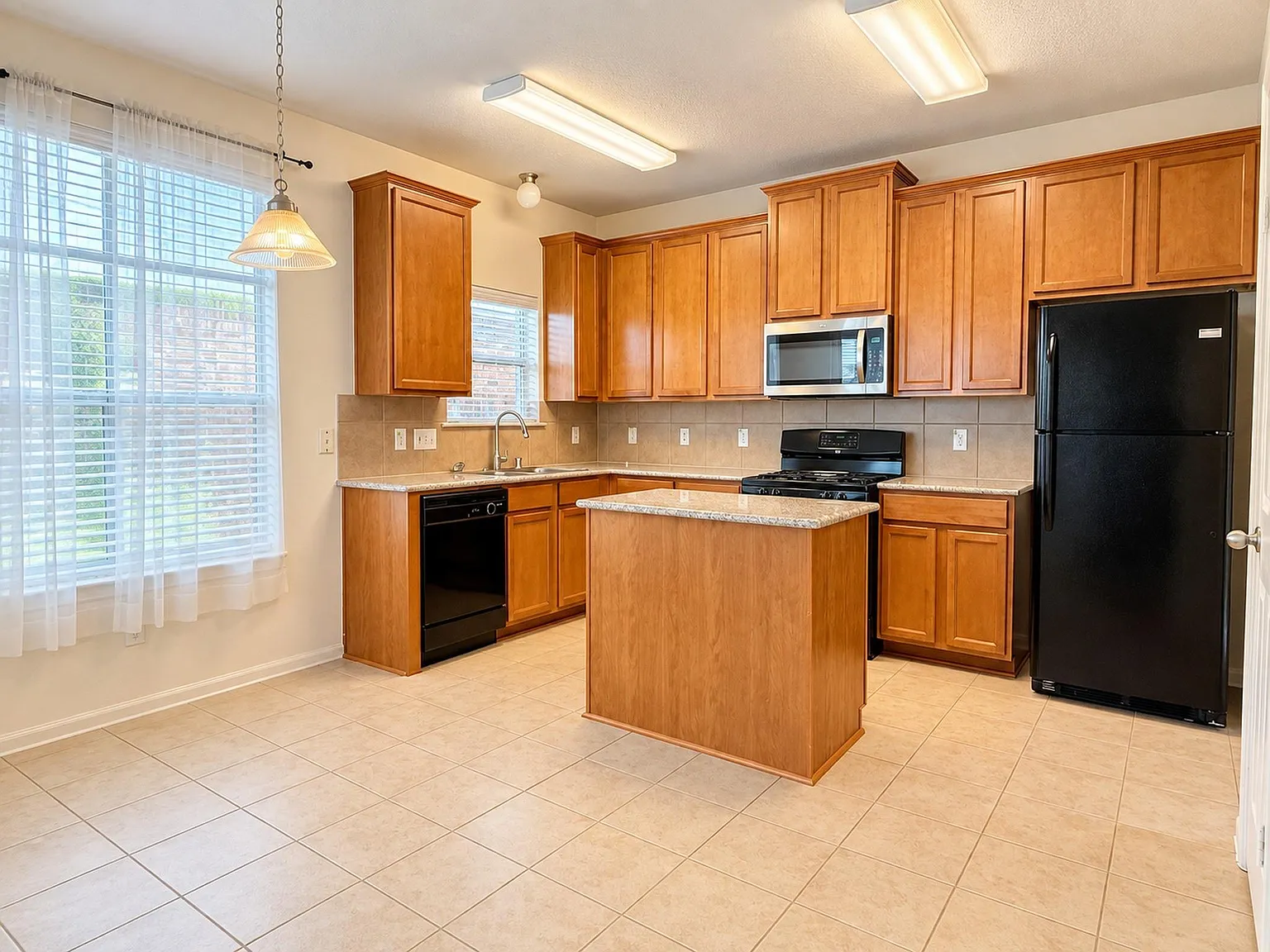 3 bed, 2.5 bath, 2193 sqft, $2,200 — Photo 3