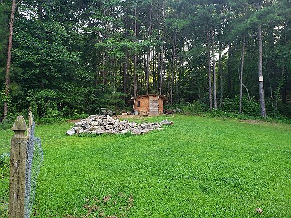 Small waterfall pond and cobhouse