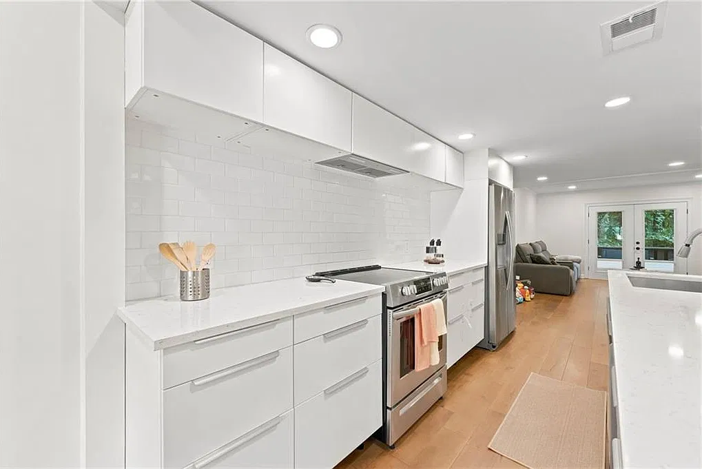 3 bed, 3.5 bath, 1982 sqft, $3,750 — Photo 4