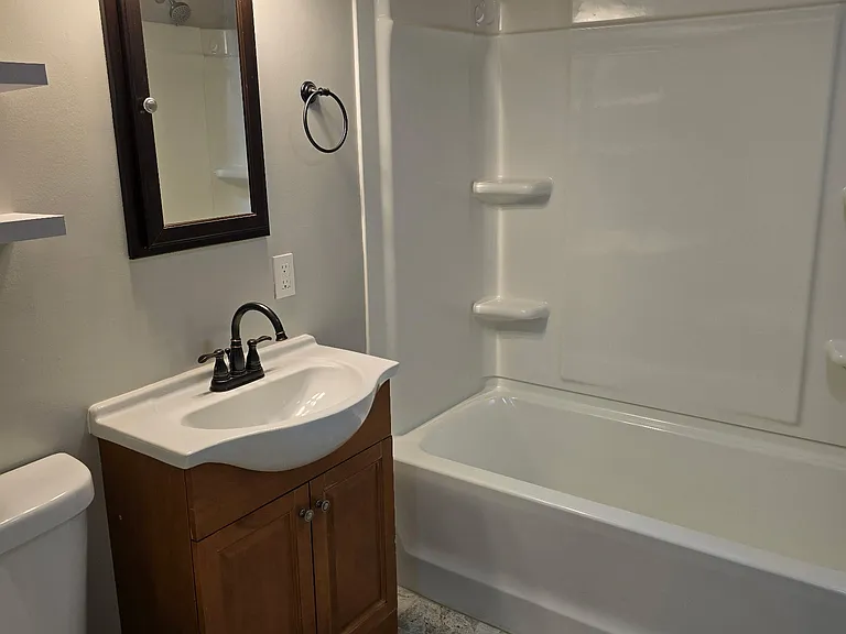 108 Bon Air St #B — Photo 8