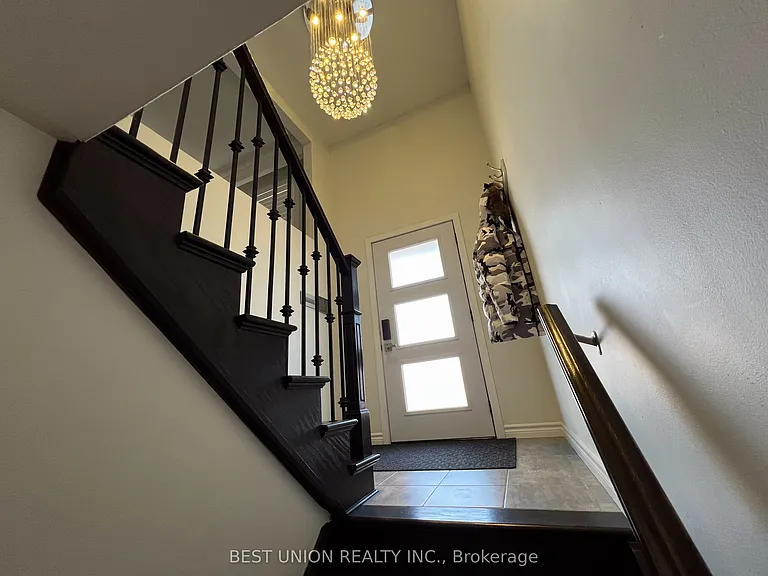 41 Lavina Cres — Photo 3