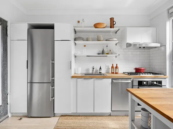 270 West 11th Street image 1 of 7