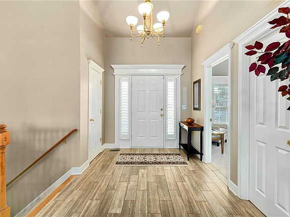 5th image of 537 NE Topaz Dr