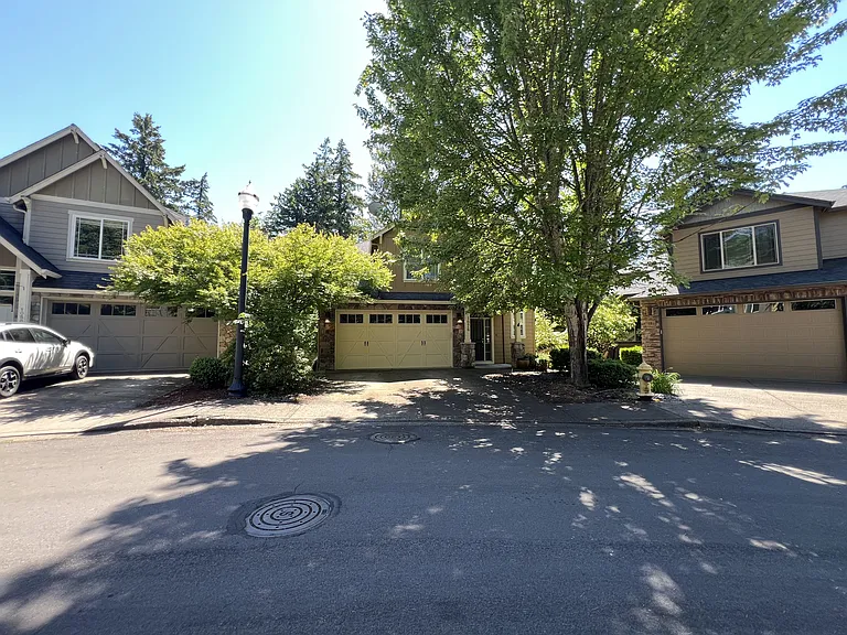 1076 W Alder St — Photo 23