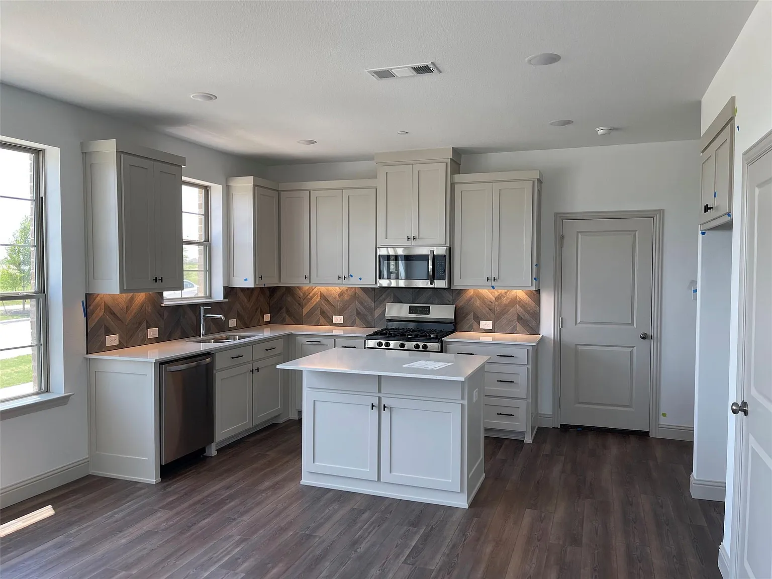 3 bed, 2.5 bath, 2002 sqft, $2,700 — Photo 1