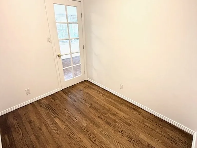 Bungalow - 1 bedroom + Office = natural wood floors, mini split a/c , new appliances, private pat... — Photo 8