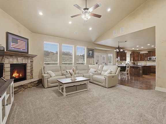 5th image of 512 E Ridge Dr