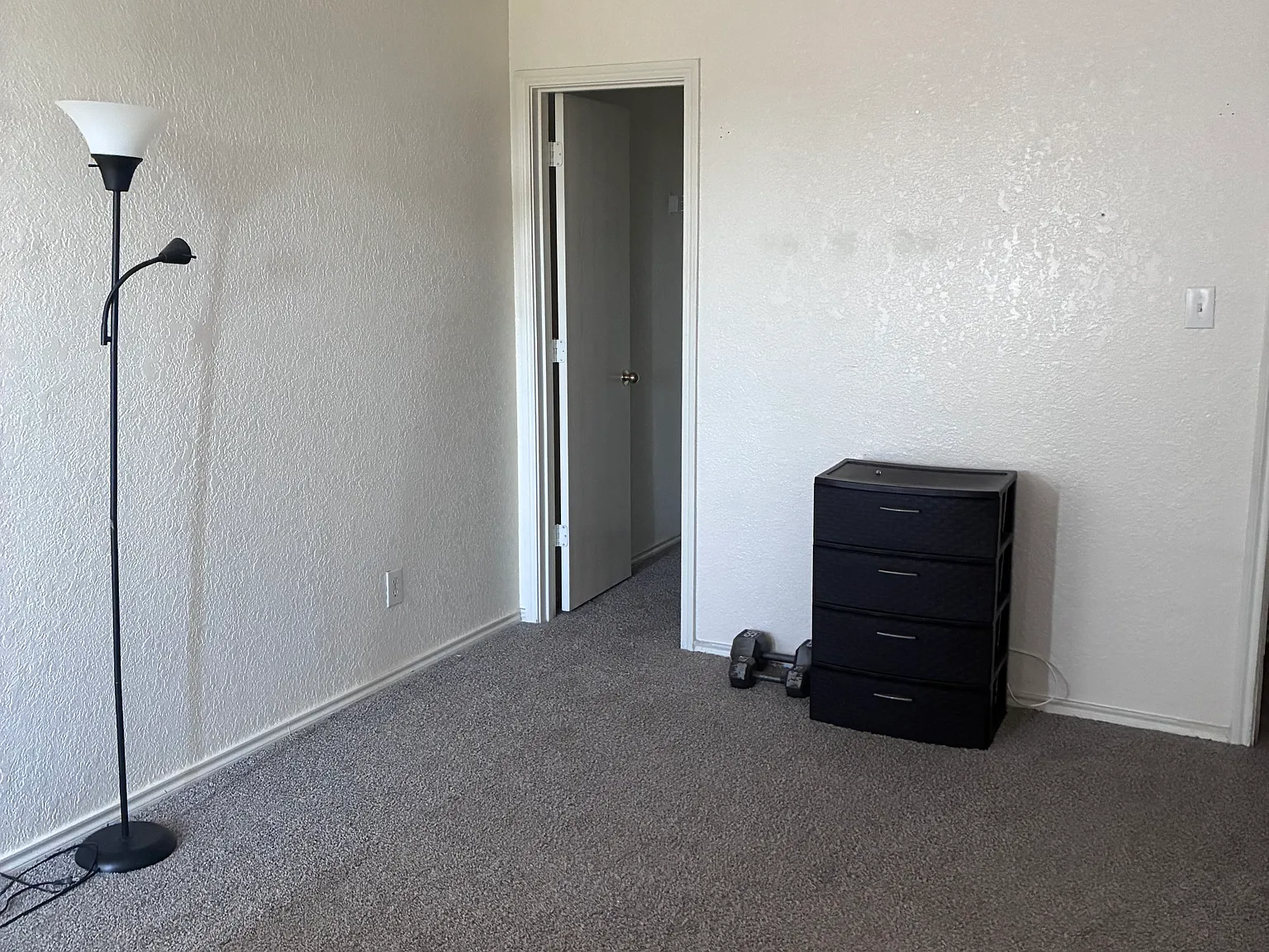 3 bed, 2.5 bath, 3201 sqft, $750 — Photo 2