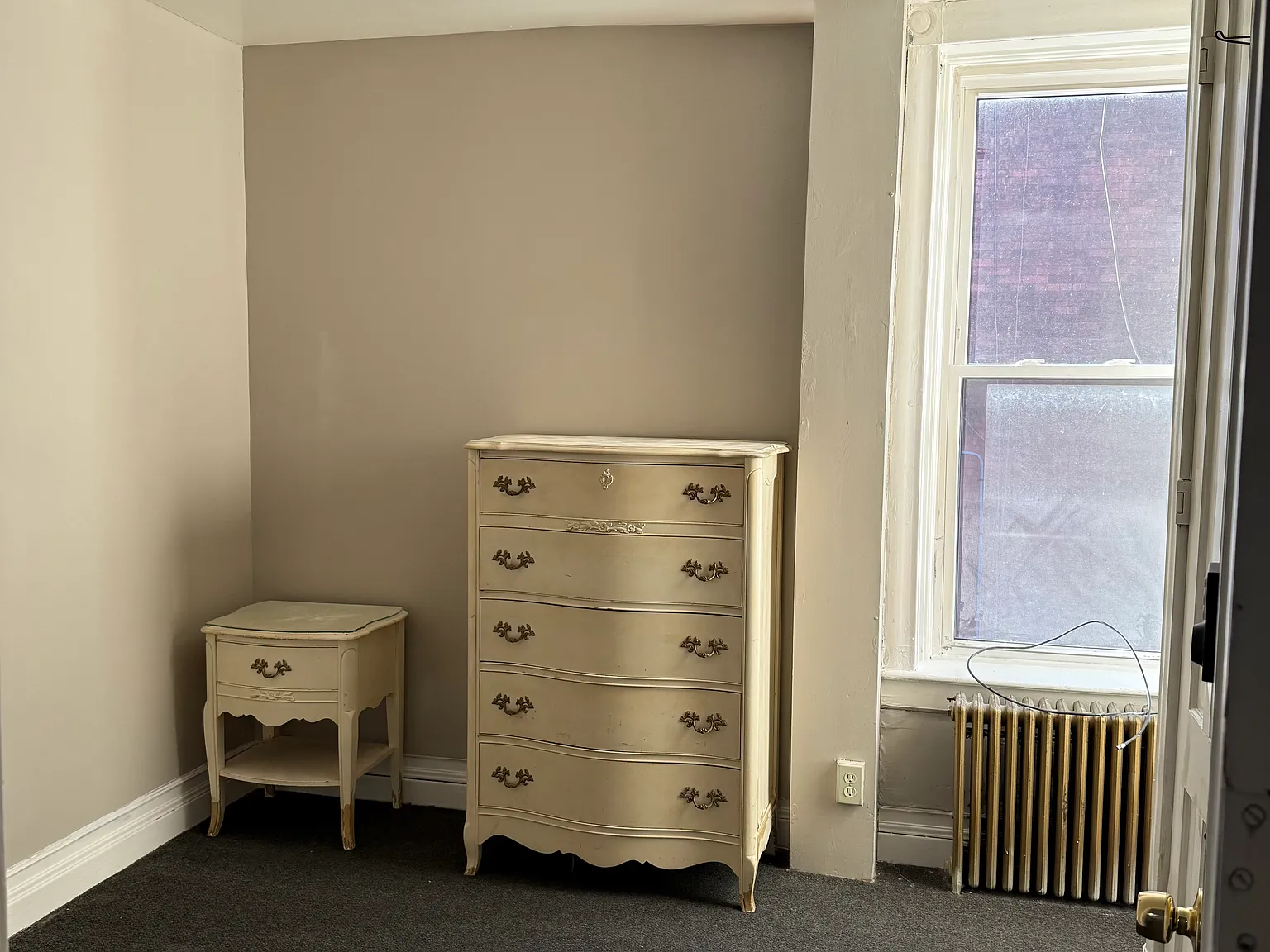 6 bed, 4.5 bath, 2328 sqft, $800 — Photo 2