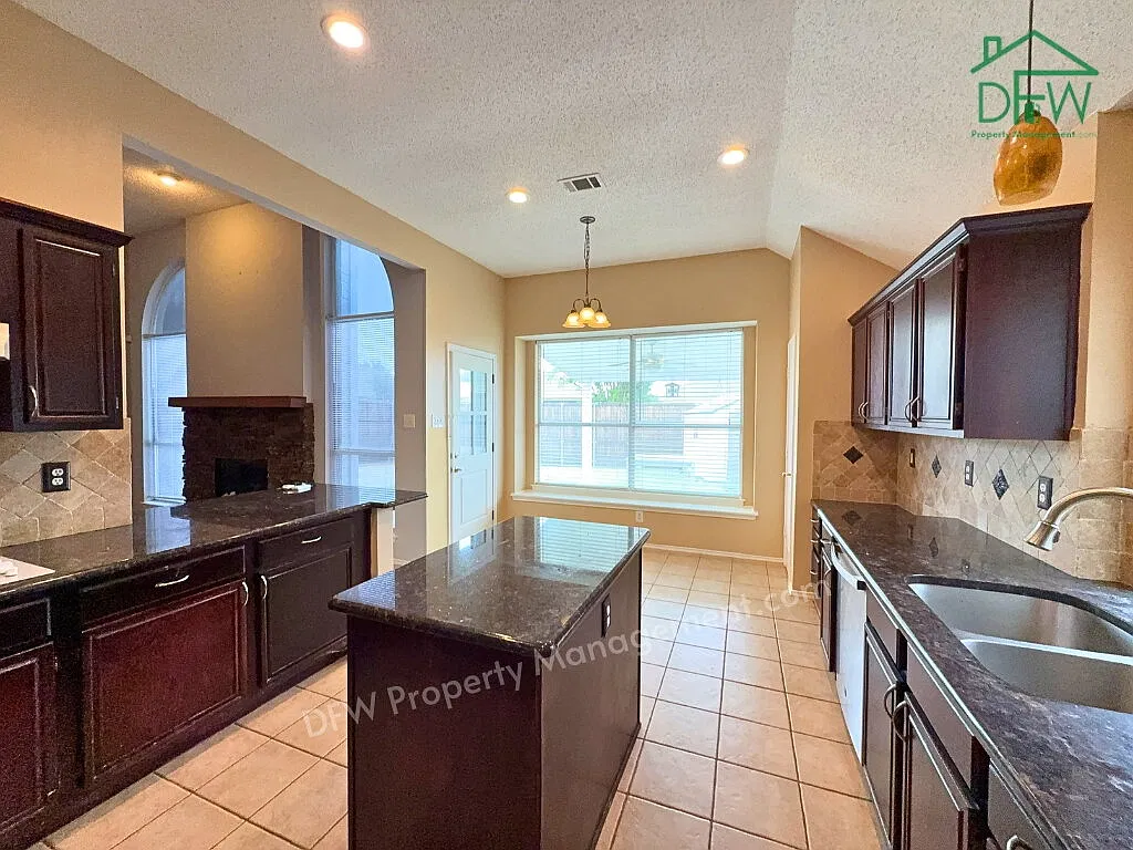3 bed, 2.0 bath, 2086 sqft, $2,395 — Photo 4
