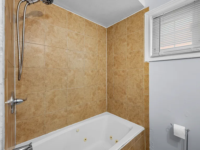 140 Hubbard St — Photo 24