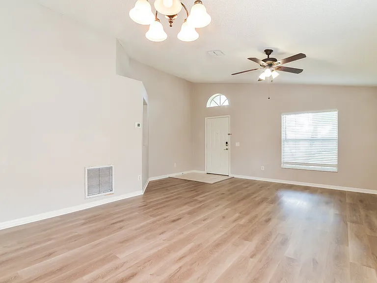 1876 Olivia Cir — Photo 5