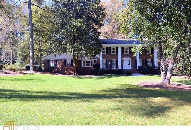 Colonial style home on large lot in Smoke Rise