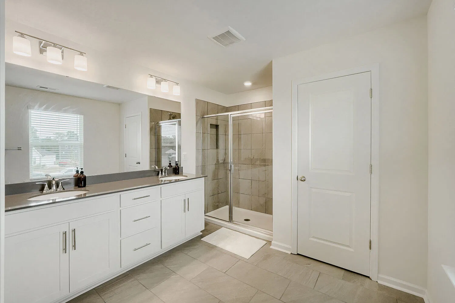 3 bed, 2.5 bath, 2439 sqft, $2,350 — Photo 2