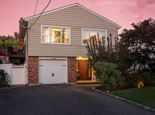 18 Arbor Ln, Merrick, NY 11566