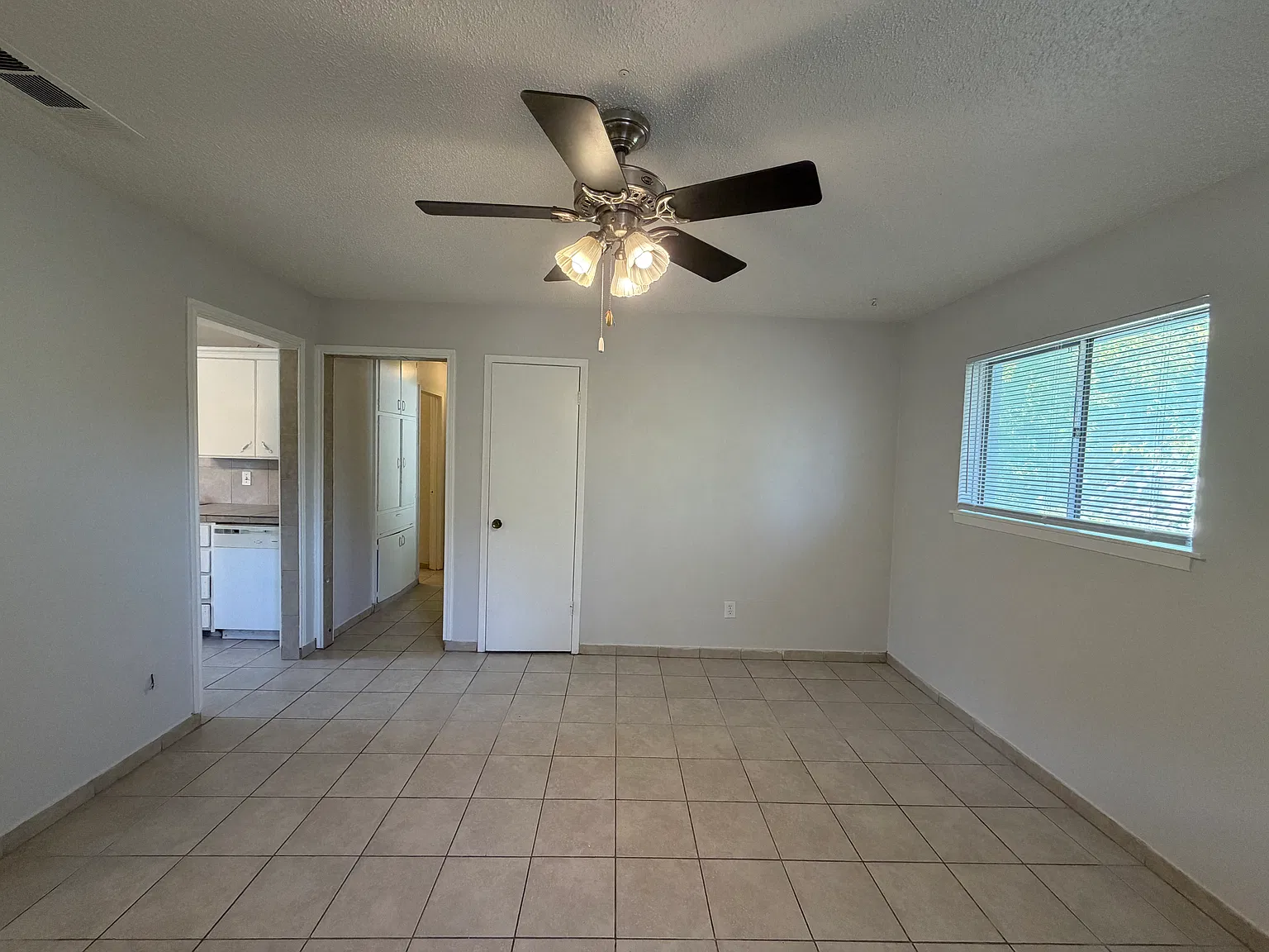 3 bed, 1064 sqft, $1,295 — Photo 3