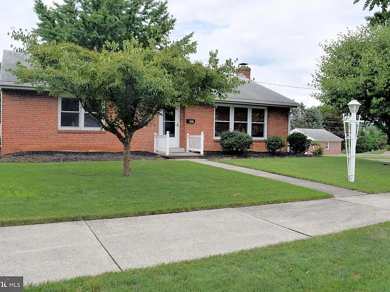847 E Maple St — Photo 1
