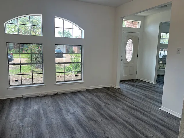 4 bed, 2.5 bath, 2363 sqft, $2,210 — Photo 2
