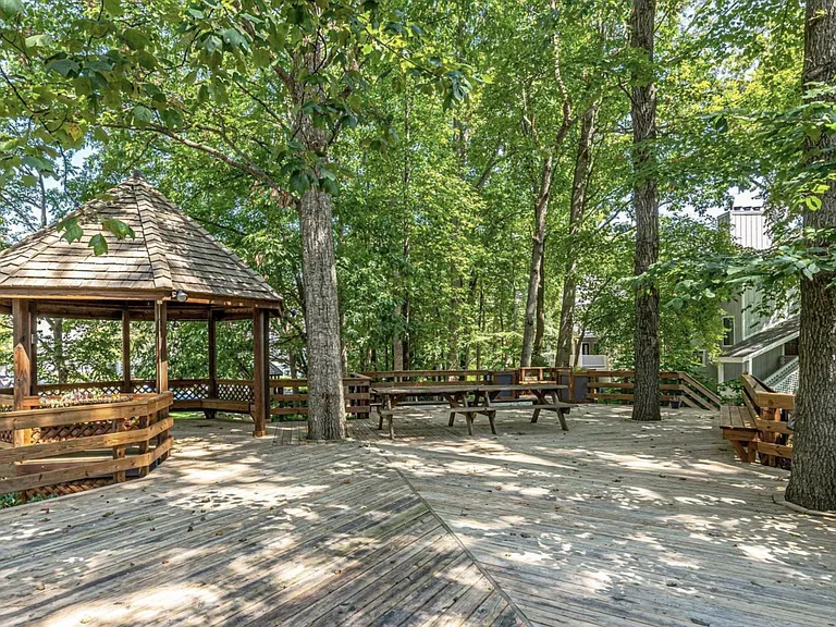 2218 Hunters Run Dr — Photo 23