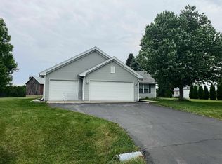 6760 N Summit Dr, Byron, IL 61010