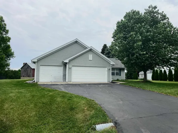 6760 N Summit Dr, Byron, IL 61010