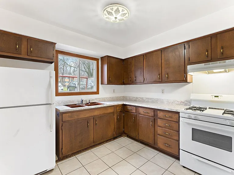 2588 Parkview St #4 — Photo 9