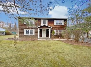 7 Newport Dr, Nanuet, NY 10954