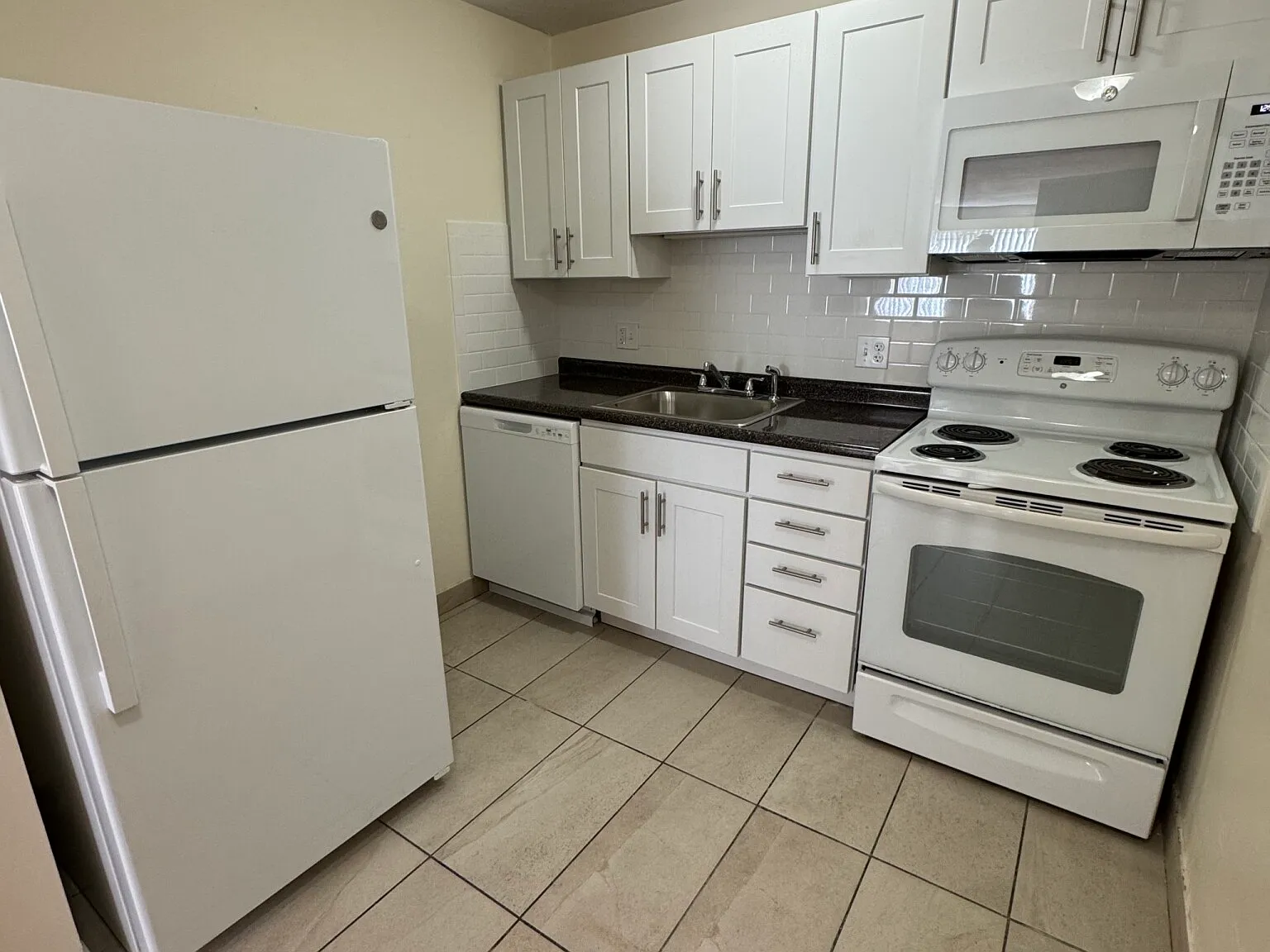 2 bed, $3,200 — Photo 2