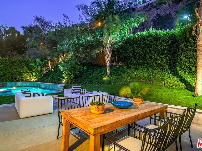 1922 N Beverly Dr — Photo 2