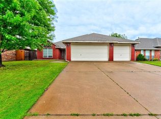 909 SW 38th St, Moore, OK 73160