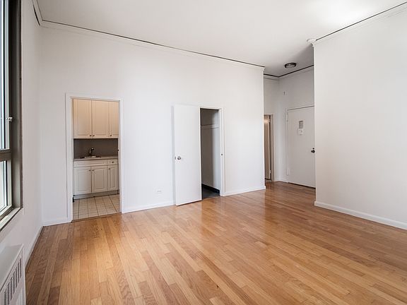 4th image of 4 Park Ave APT 21E