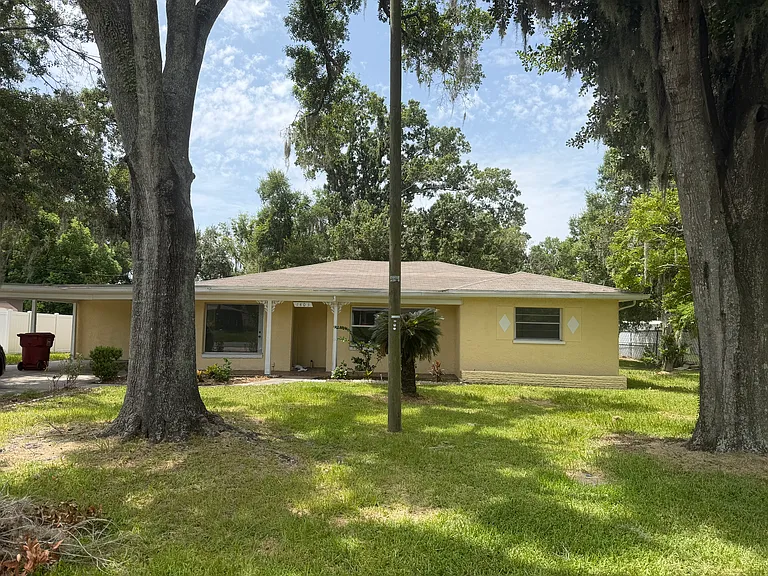 1403 Oakdale St — Photo 2