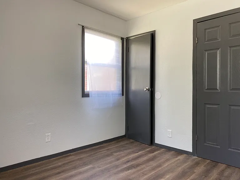 2302 S Saint Clair Ave — Photo 14