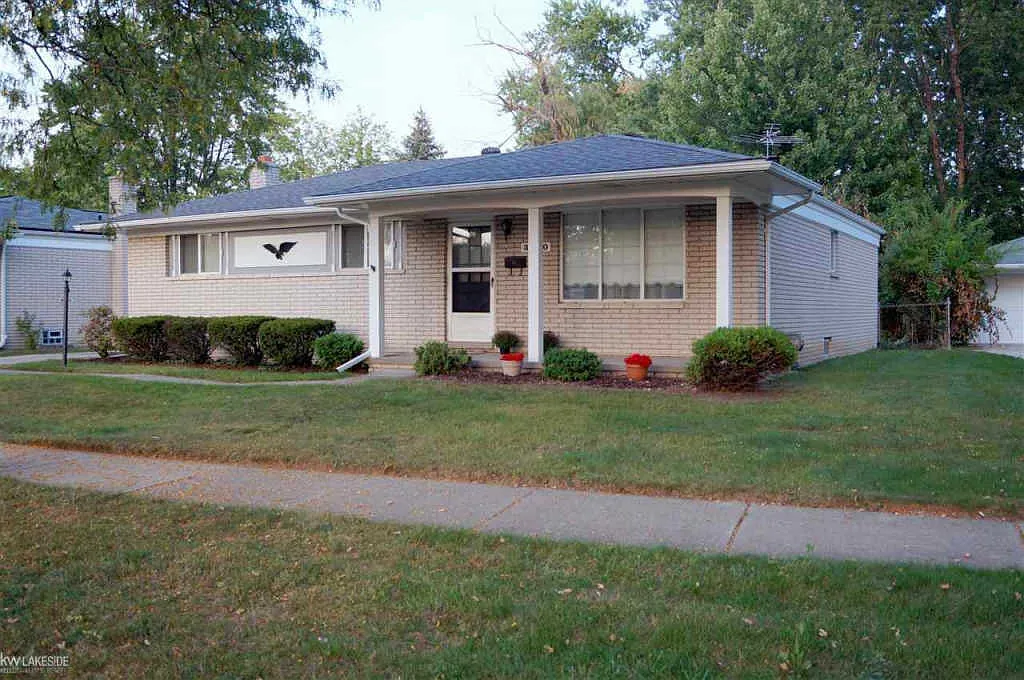 30150 Manor Dr photo 1