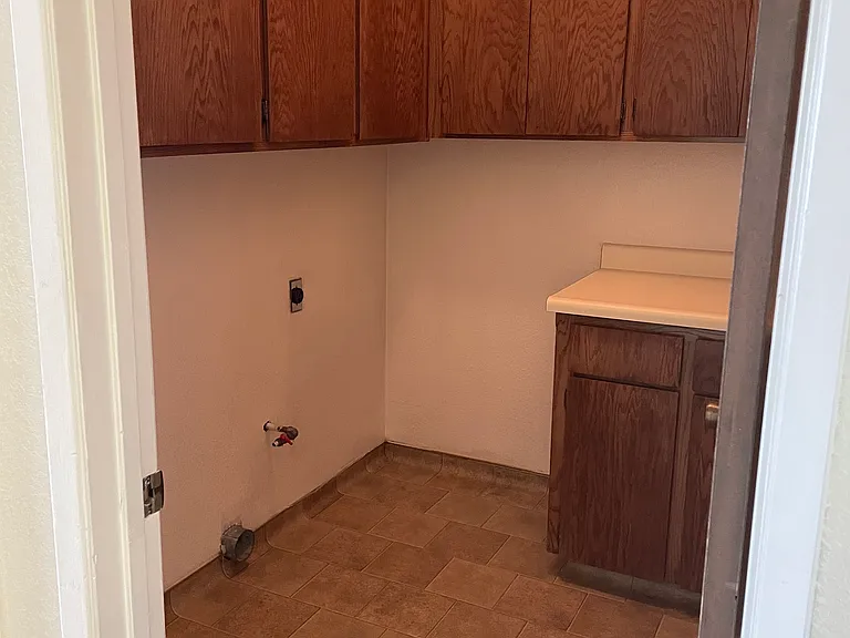 2425 N 11th Ave — Photo 13