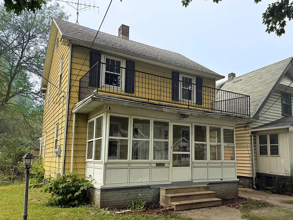 915 Woodstock Ave