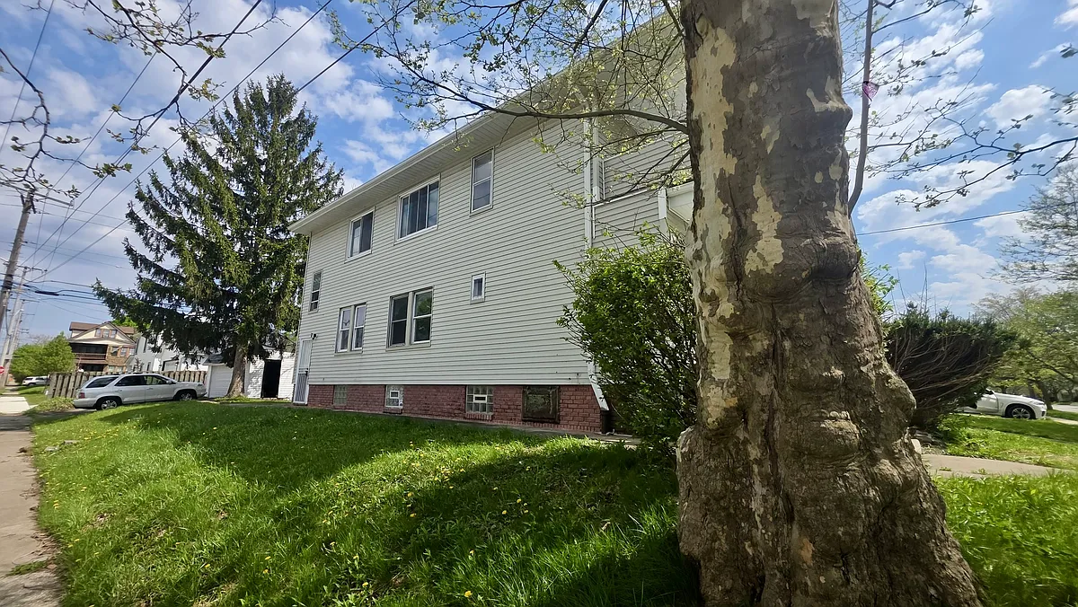Building Photo - 3621 E 154th St #1