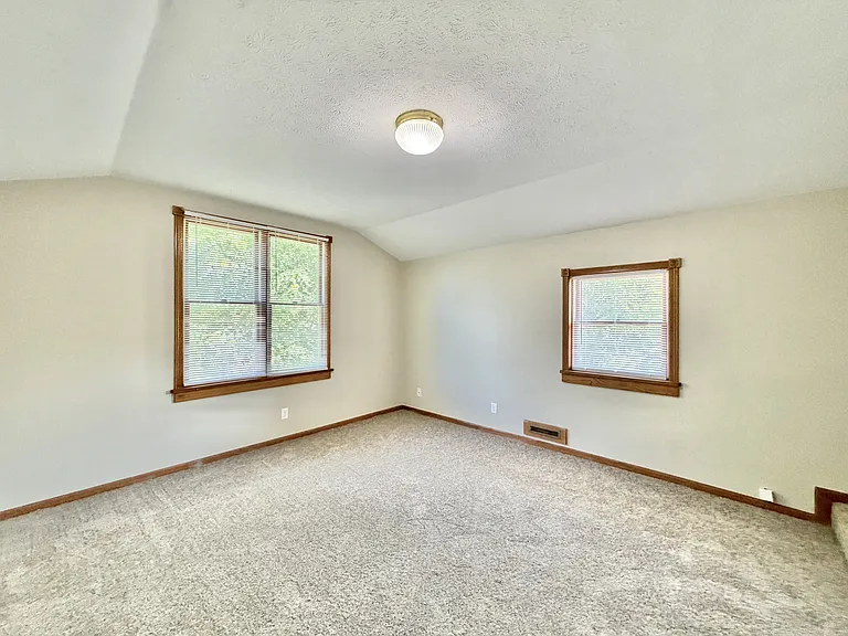 418 Caroline St N — Photo 16