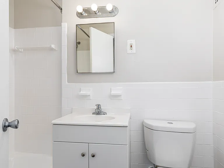 Regency Court Apartments — Photo 28