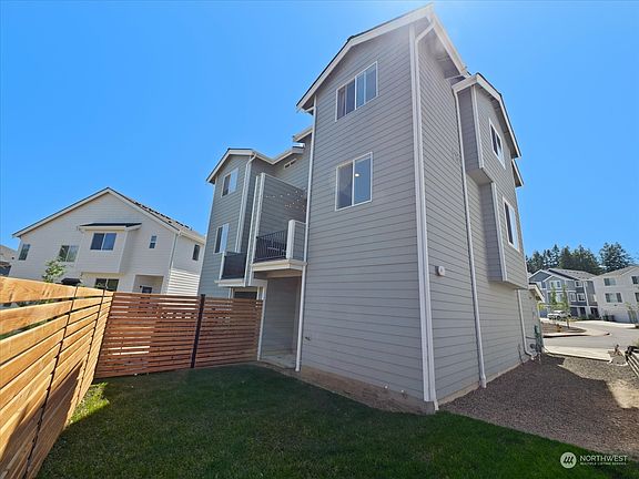 4th image of 958 NW Highgarden Drive