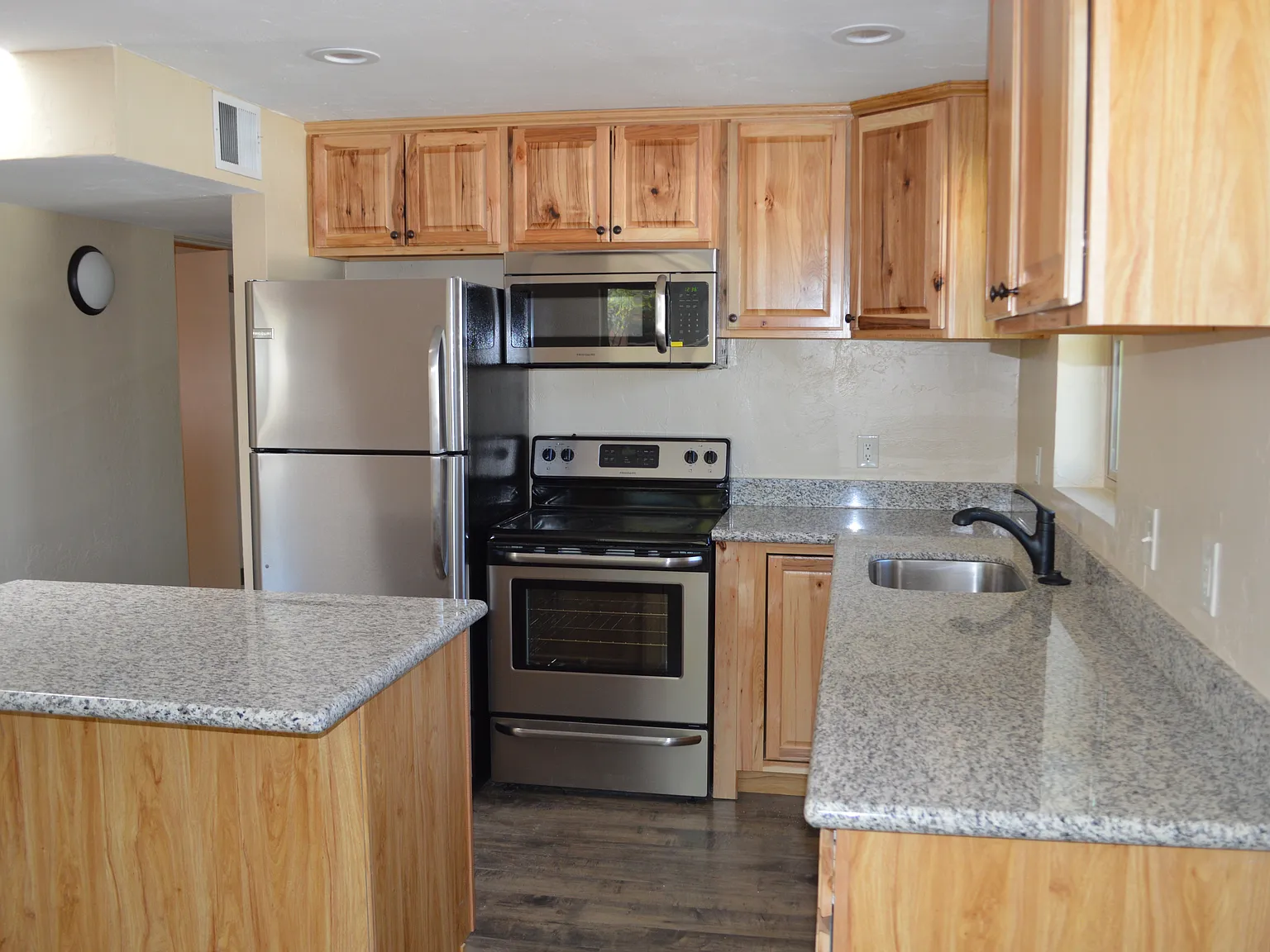 4 bed, 1400 sqft, $2,295 — Photo 2