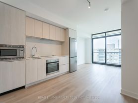 86 Dundas St E