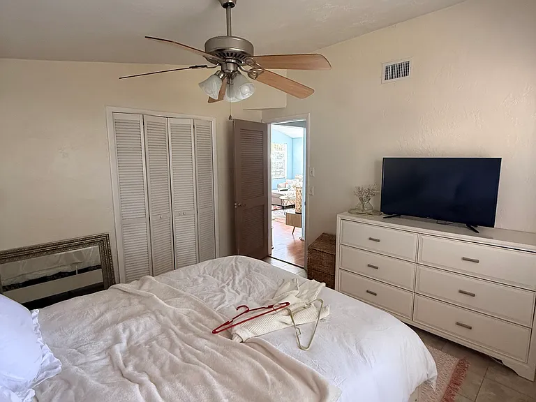 727 Bay St — Photo 12