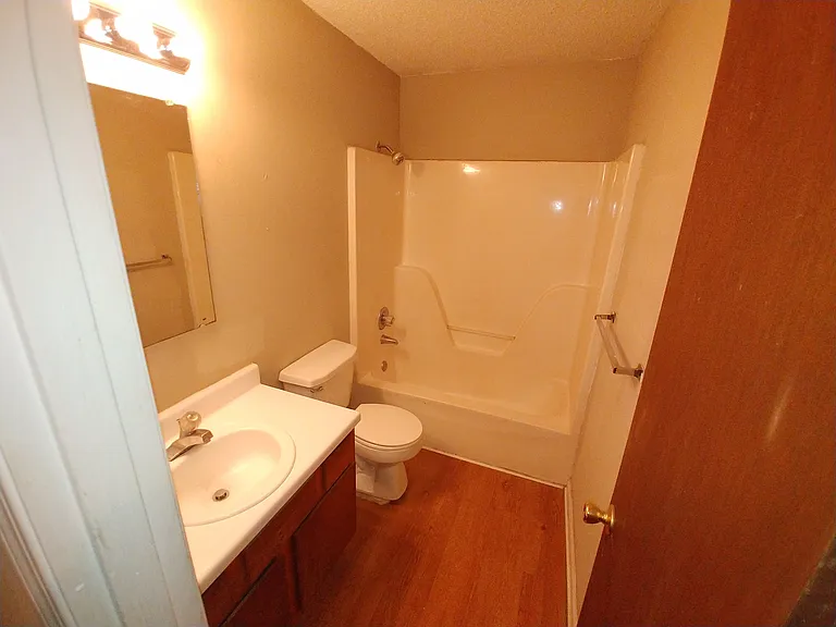 325 Overland Rd #4B — Photo 4