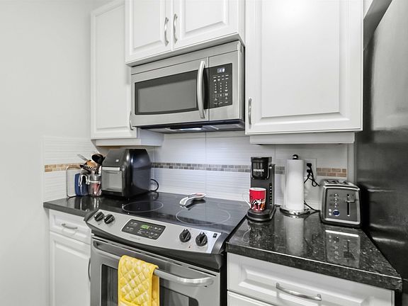 5th image of 11935 Burnett St #107