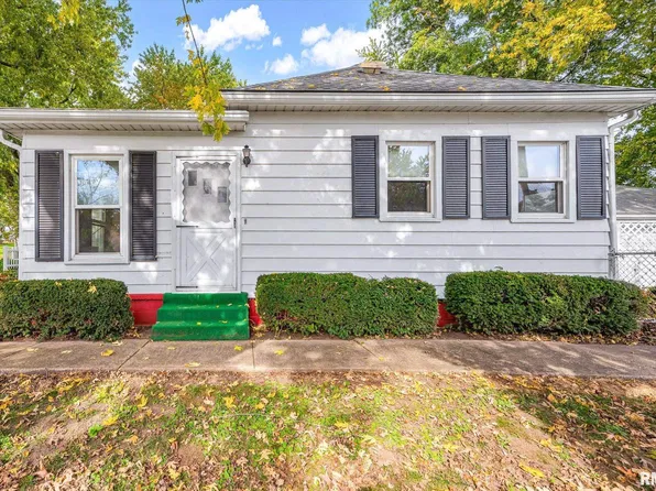 105 W C St, Delavan, IL 61734
