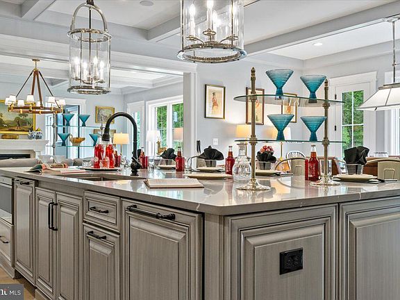 3rd image of Saint Louis Rd