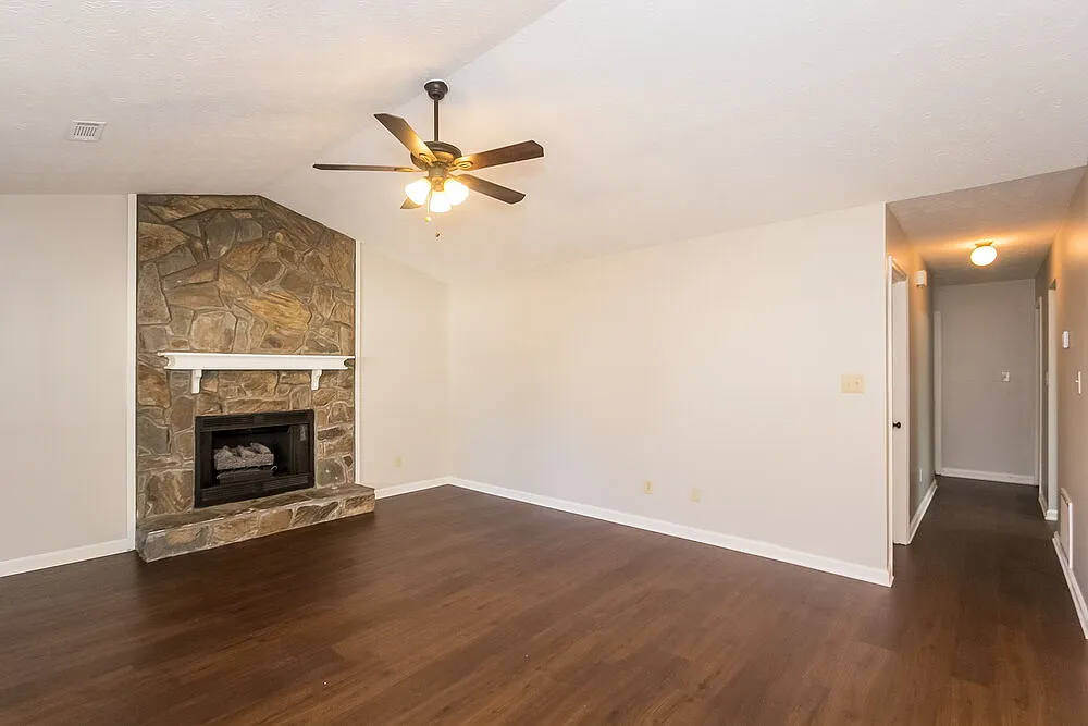3 bed, 2.0 bath, 1414 sqft, $1,785 — Photo 3