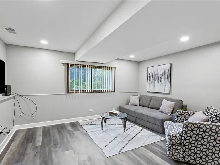 33W067 Bonnie St — Photo 17