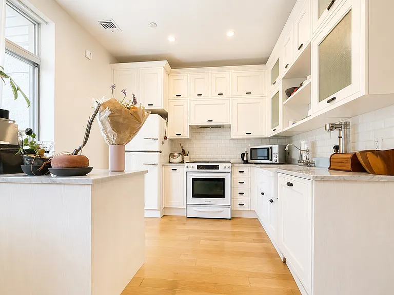 100 Engert Ave #2F — Photo 4